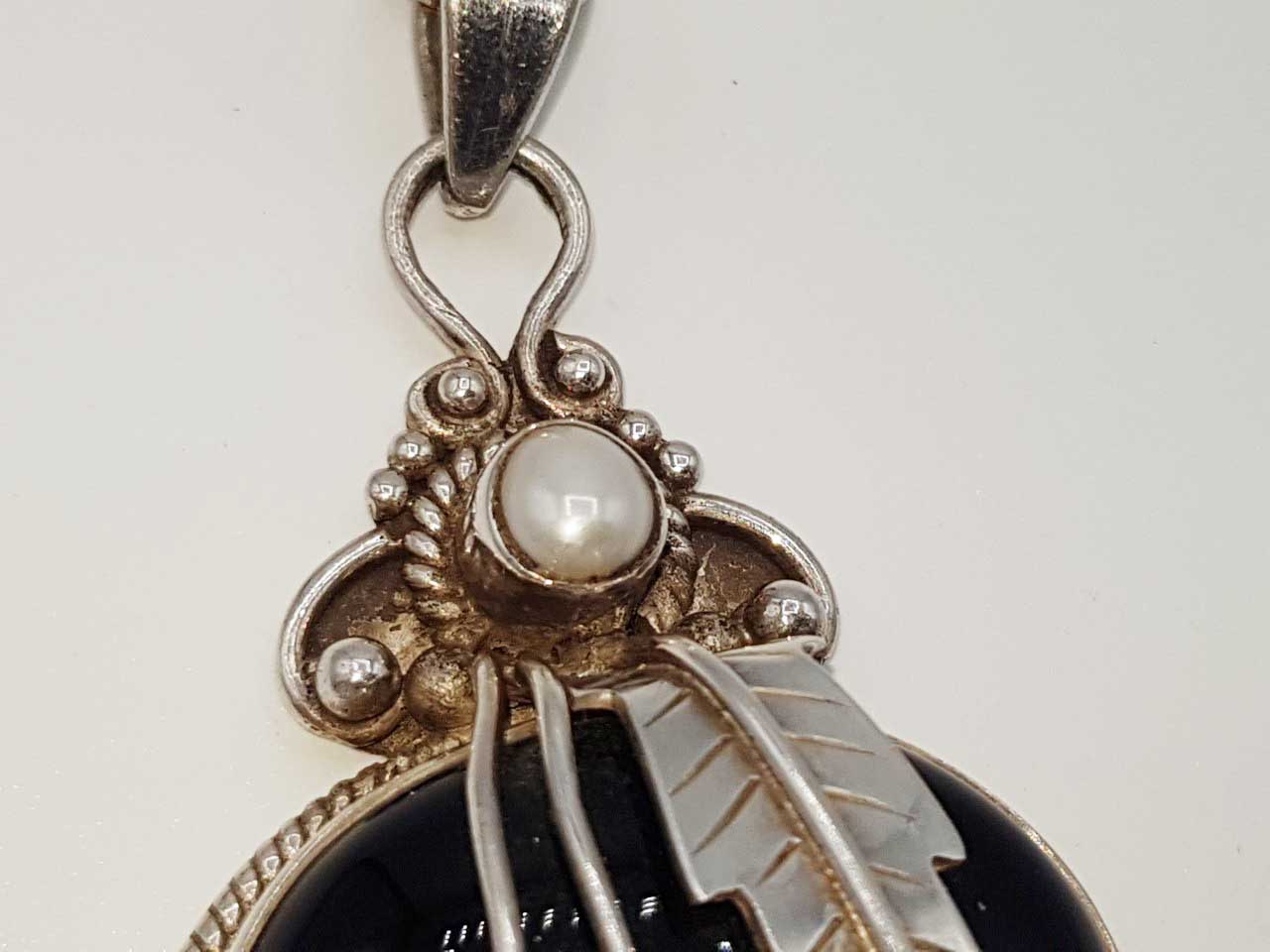 Vintage Solid Silver Finely Decorated Onyx And Pearl Brooch - Image 3