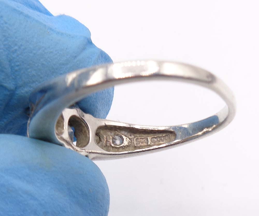 An Old Elegant 925 Silver Dress Ring With Glistening White Stone - Image 3