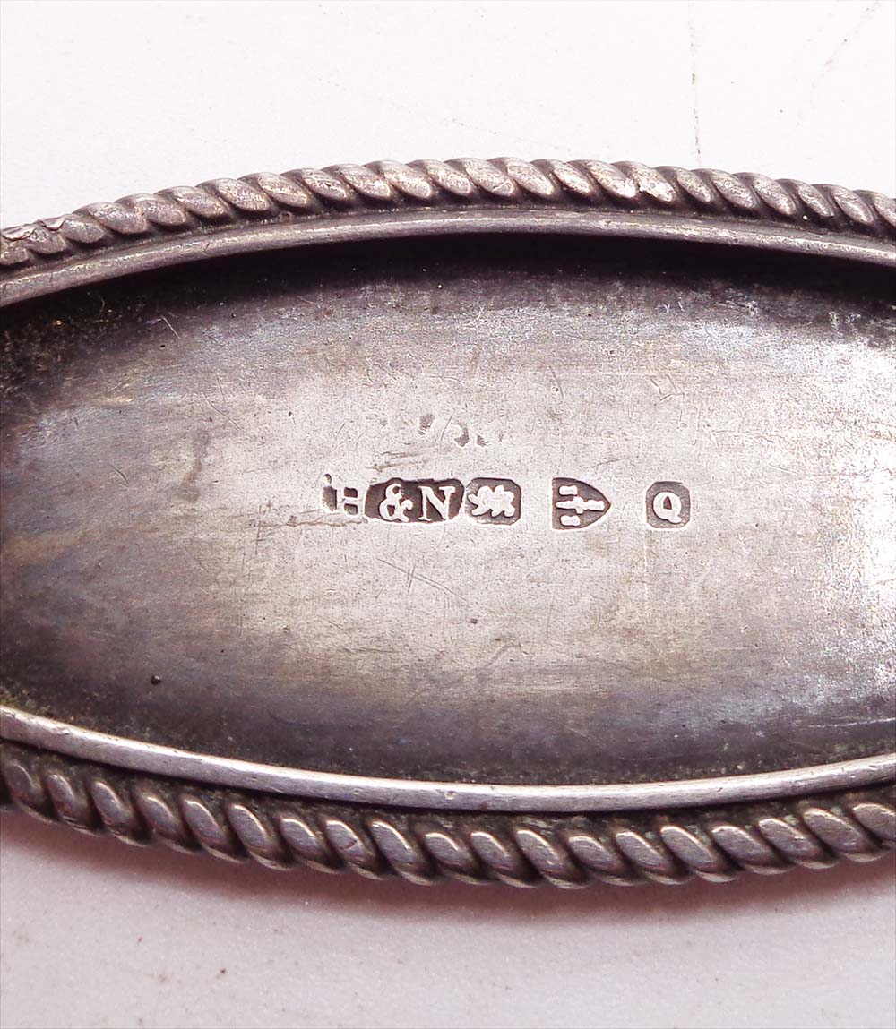 Victorian 1899 Chester Hallmarked Sterling Silver Gold Scroll Detailed Brooch - Image 4