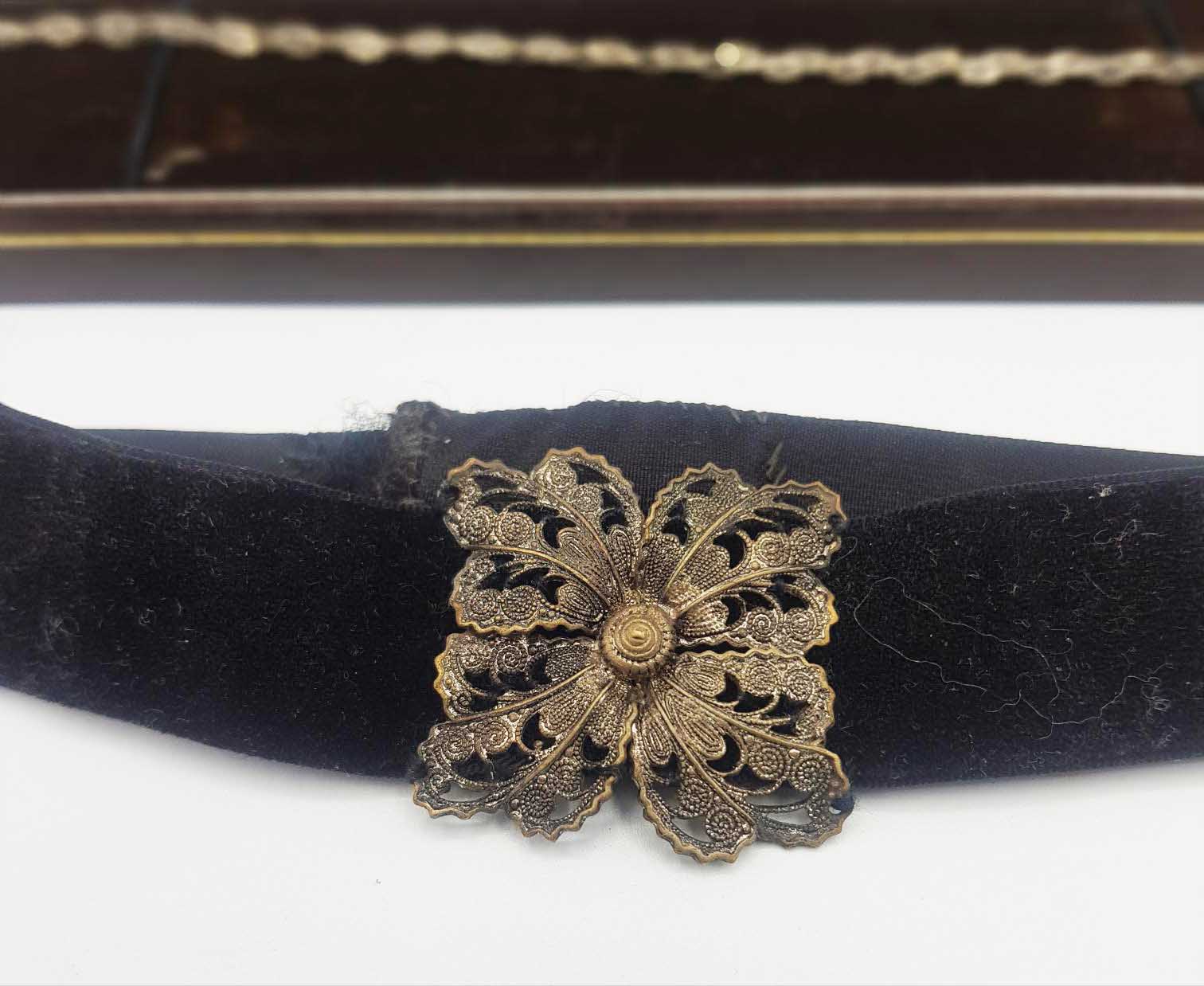 Vintage White Metal Filigree Complete Jewellery Set - Image 4