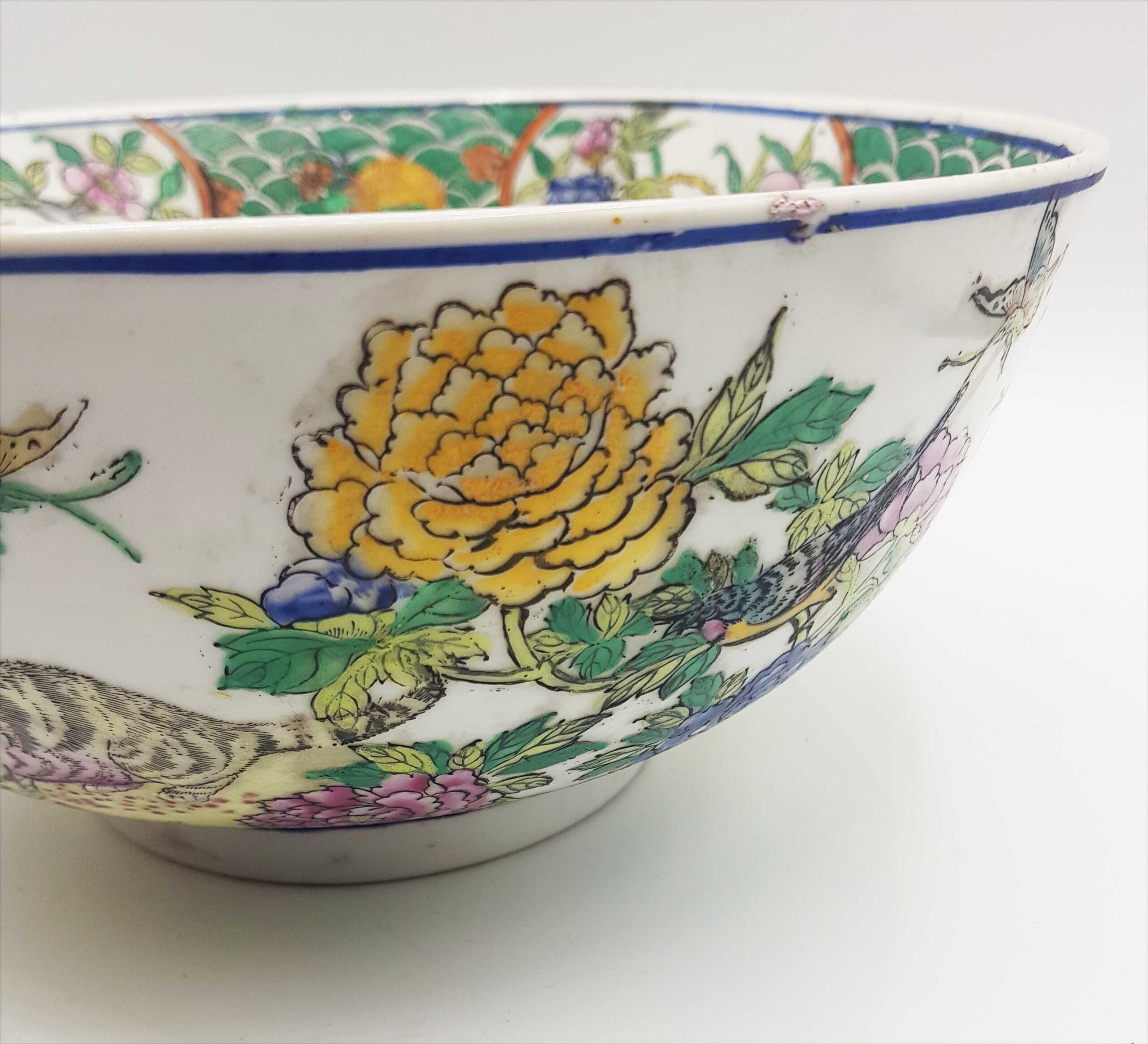 Cantonese Bowl With Butterflies & Cats Plus Six Figure Character Mark - Image 4