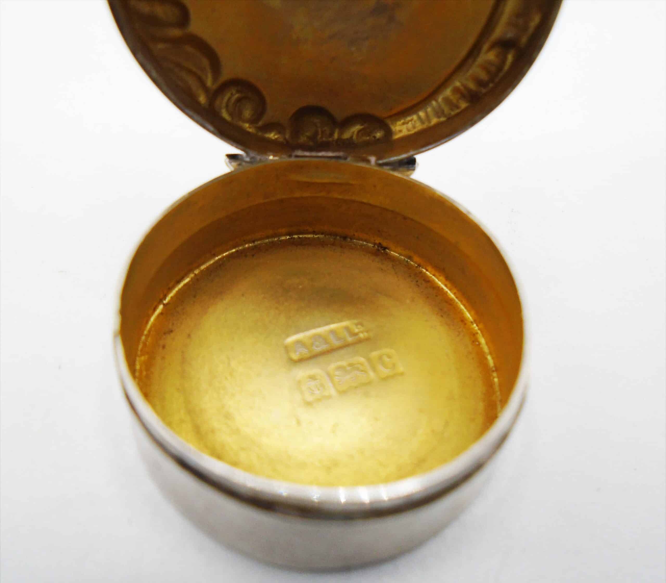 Adie & Lovekin Ltd 1890s Silver-Repousse Round Pill Box - Image 4