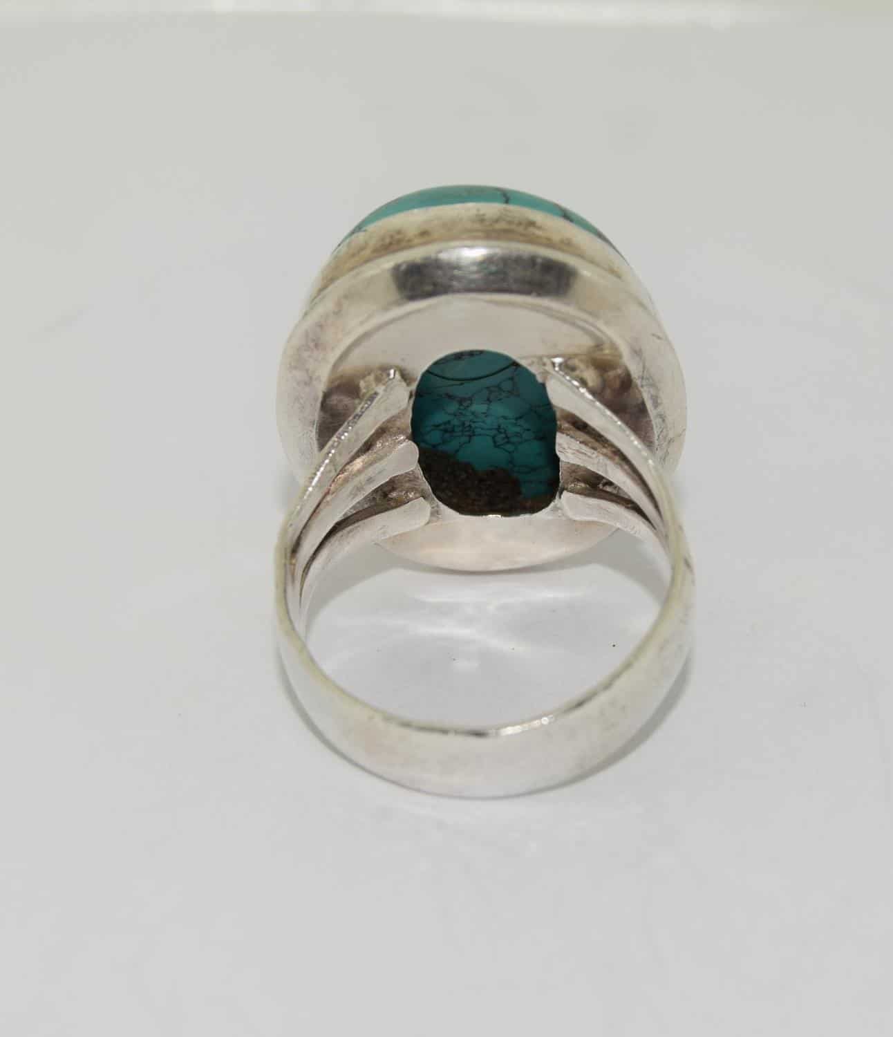 A Vintage And Very Large Turquoise Stone Silver Ring - Image 3