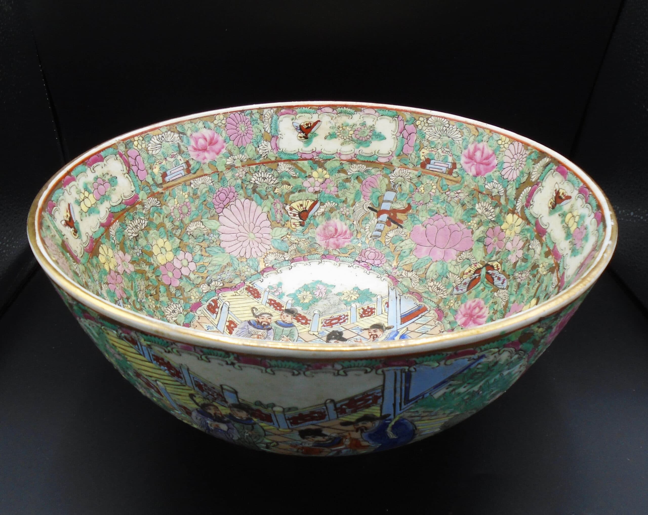 Chinese Da Qing Guangxu Nian Zhi Rose Medallion Bowl